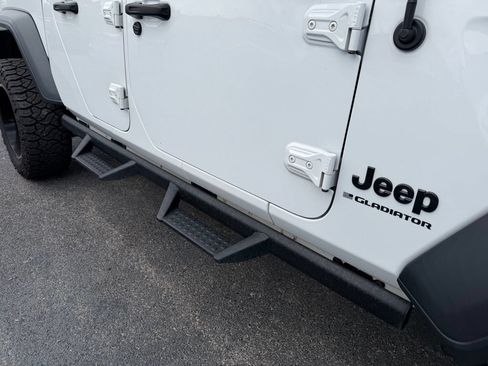 Used 2023 Jeep Gladiator Sport AWD/4WD image 3