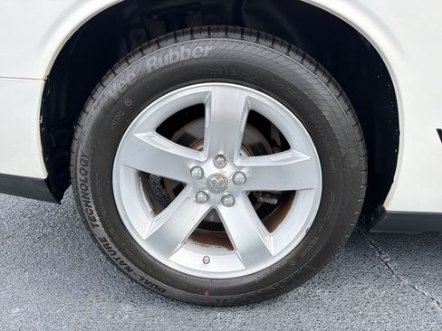 Used 2009 Dodge Challenger SE RWD image 26
