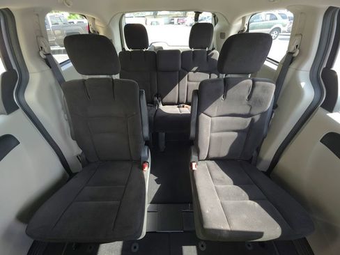 Used 2015 Dodge Grand Caravan SXT FWD image 16