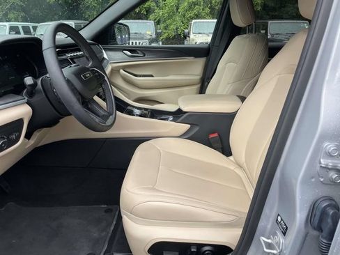 Used 2025 Jeep Grand Cherokee Limited w/ Black Appearance Package AWD/4WD image 17