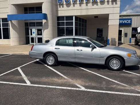 Used 1999 Lincoln Town Car Executive RWD image 1