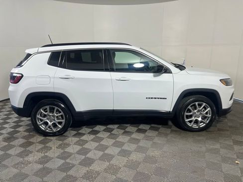 Used 2022 Jeep Compass Latitude AWD/4WD image 11