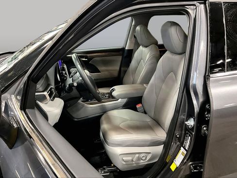 Used 2024 Toyota Highlander Limited AWD/4WD image 9