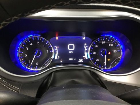 Used 2025 Chrysler Pacifica Limited image 12