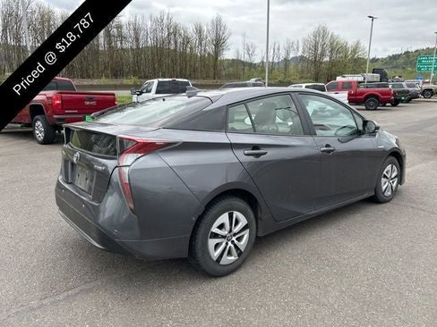 Used 2018 Toyota Prius Four w/ Advanced Technology Package FWD image 3