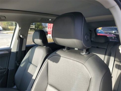 Used 2023 Volkswagen Tiguan SE w/ Panoramic Sunroof Package image 16