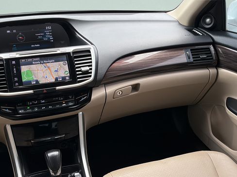 Used 2017 Honda Accord Touring image 11