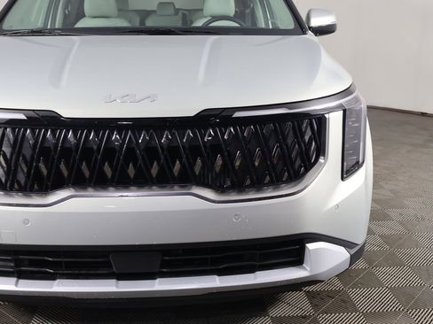 Used 2025 Kia Carnival EX image 15