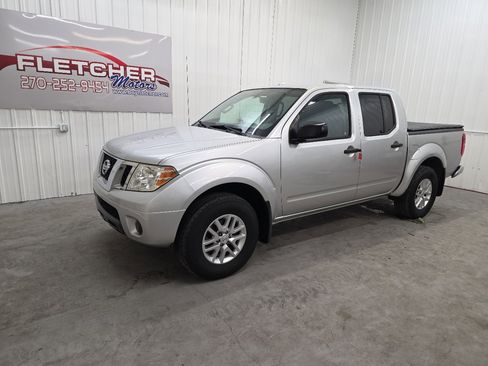 Used 2014 Nissan Frontier SV image 2