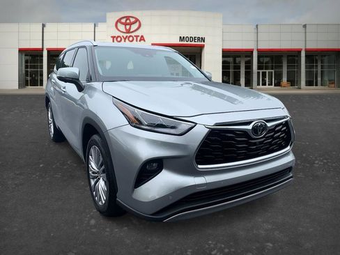 Used 2023 Toyota Highlander Platinum FWD image 3