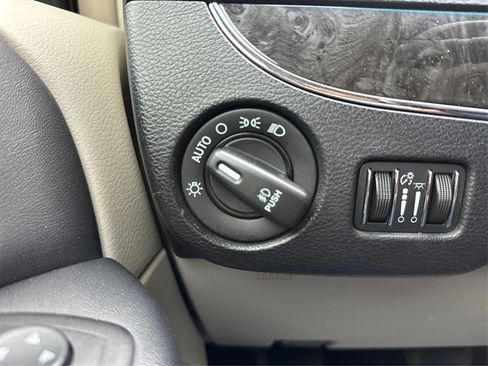 Used 2014 Chrysler Town & Country Touring FWD image 28