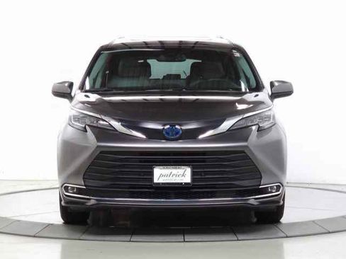 Used 2023 Toyota Sienna XLE image 2
