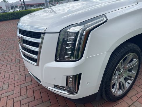 Used 2020 Cadillac Escalade Premium Luxury AWD/4WD image 2