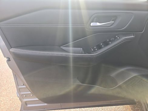 Used 2023 Nissan Rogue SV w/ SV Premium B Package image 12