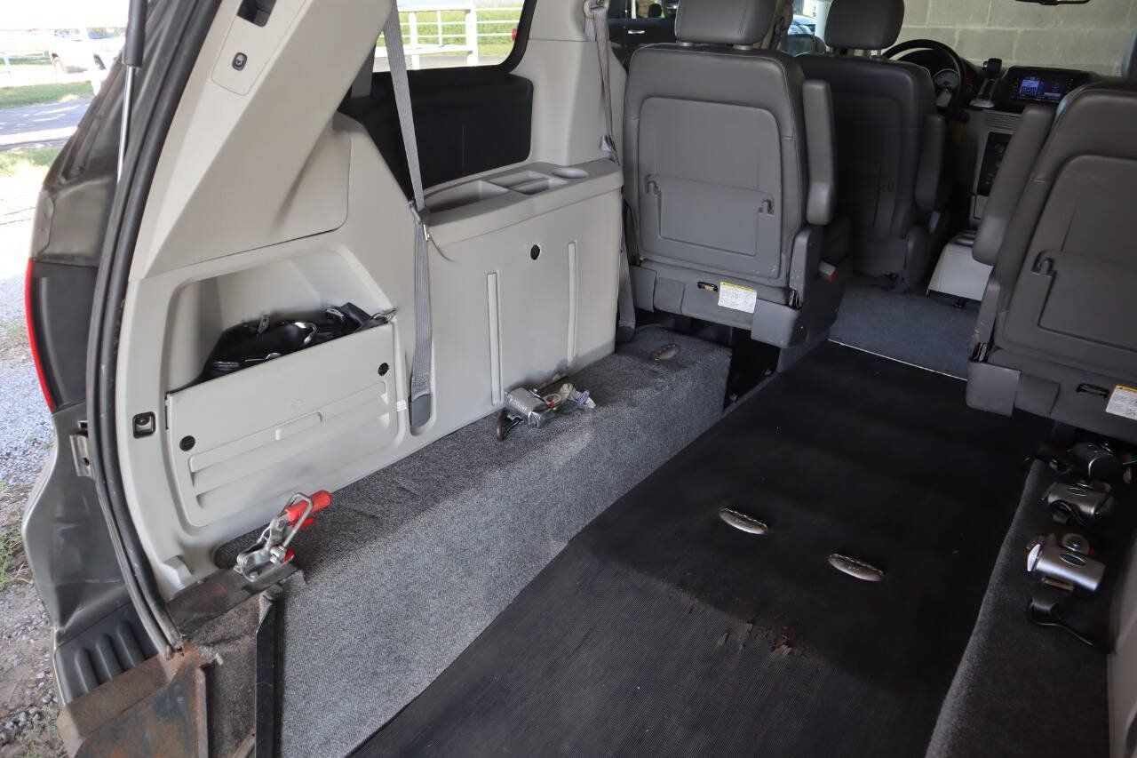 Used 2010 Volkswagen Routan SE FWD image 22