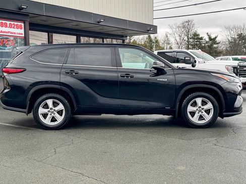 Used 2021 Toyota Highlander LE image 2
