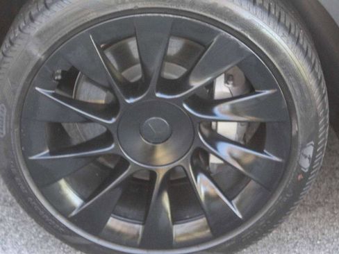 Used 2022 Tesla Model Y Long Range image 10