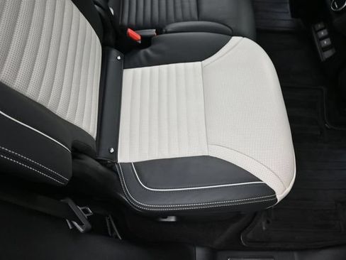 Used 2024 Land Rover Discovery Metropolitan Edition AWD/4WD image 29