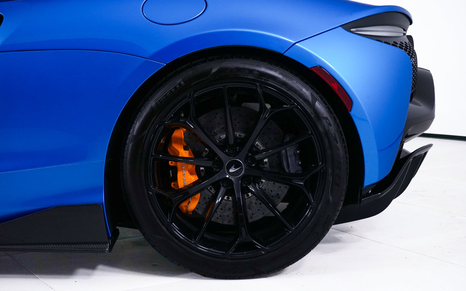 Used 2024 McLaren Artura RWD image 13