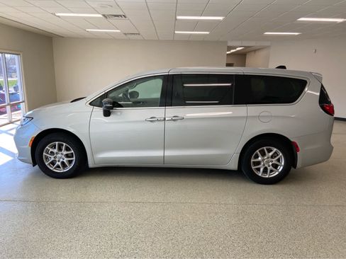 Used 2024 Chrysler Pacifica Touring-L FWD image 12