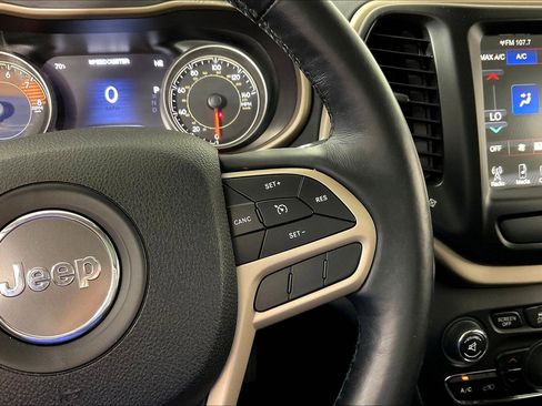 Used 2017 Jeep Cherokee Limited image 12