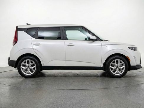 Used 2025 Kia Soul LX w/ LX Technology Package image 11