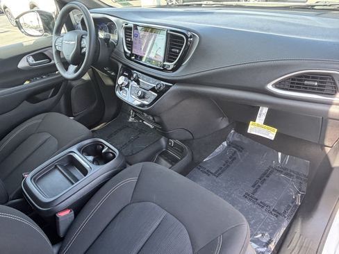 Used 2024 Chrysler Pacifica Touring FWD image 8
