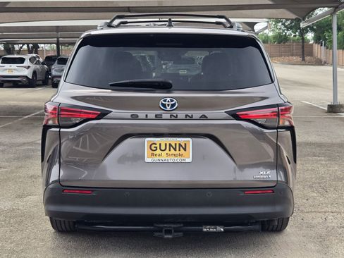 Used 2022 Toyota Sienna XLE FWD image 5