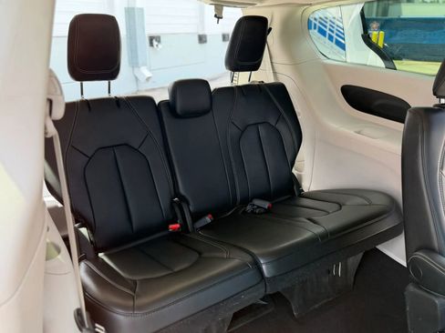 Used 2023 Chrysler Pacifica Touring-L FWD image 26