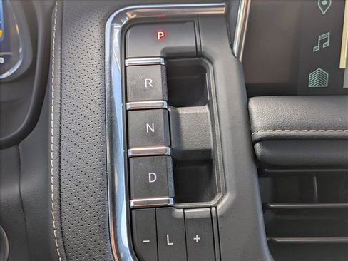 Used 2023 Chevrolet Tahoe Premier AWD/4WD image 12