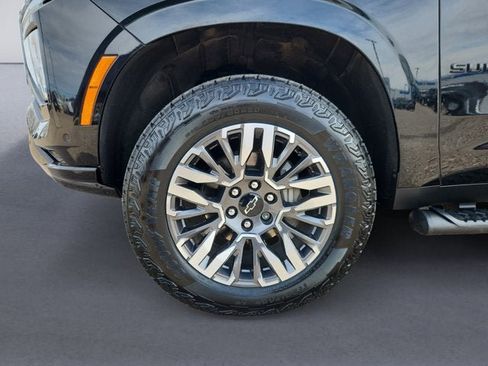 Used 2025 Chevrolet Suburban Z71 image 14