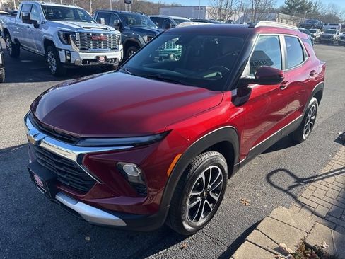 Used 2025 Chevrolet TrailBlazer LT image 3