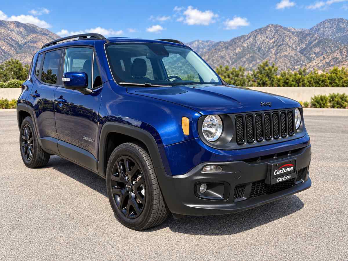 Used 2017 Jeep Renegade Altitude FWD image 1