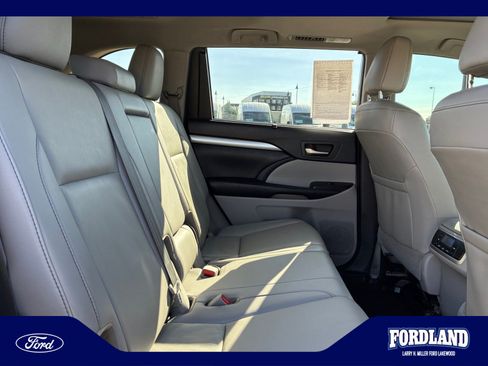 Used 2019 Toyota Highlander XLE AWD/4WD image 18
