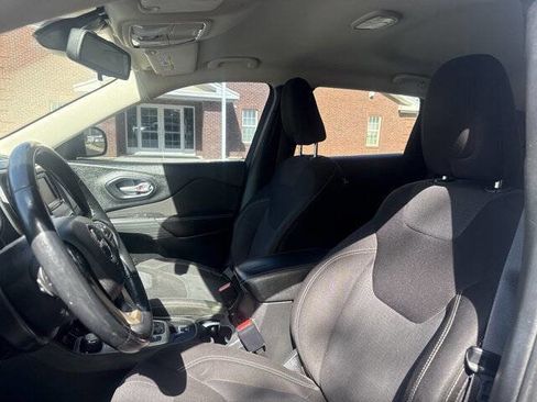 Used 2015 Jeep Cherokee Latitude AWD/4WD image 12