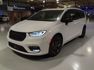 Used 2025 Chrysler Pacifica Limited FWD video 1
