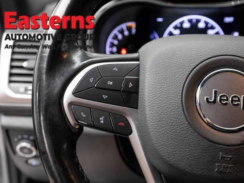 Used 2021 Jeep Grand Cherokee Laredo w/ Security & Convenience Group AWD/4WD image 15