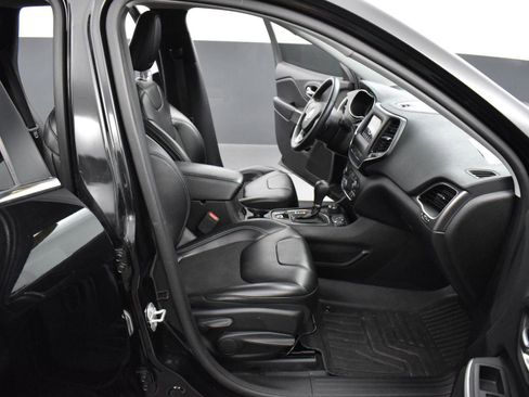 Used 2019 Jeep Cherokee Latitude Plus image 27