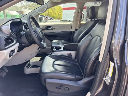 Used 2023 Chrysler Pacifica Touring-L FWD image 11