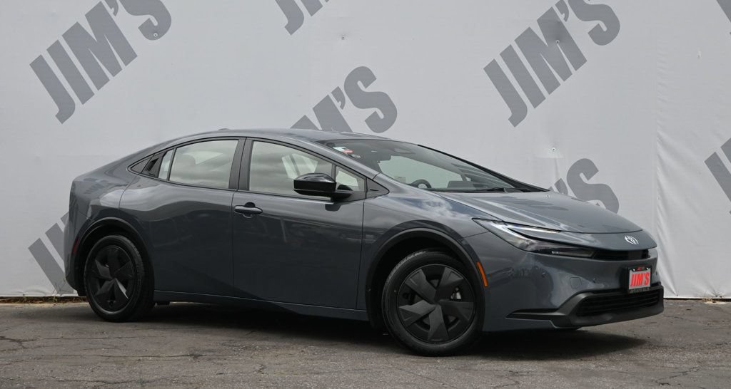 Used 2025 Toyota Prius LE FWD image 3