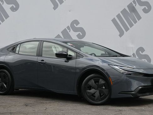 Used 2025 Toyota Prius LE FWD image 3
