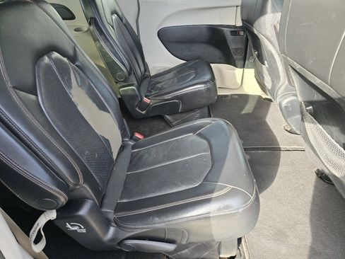 Used 2019 Chrysler Pacifica Touring-L image 16