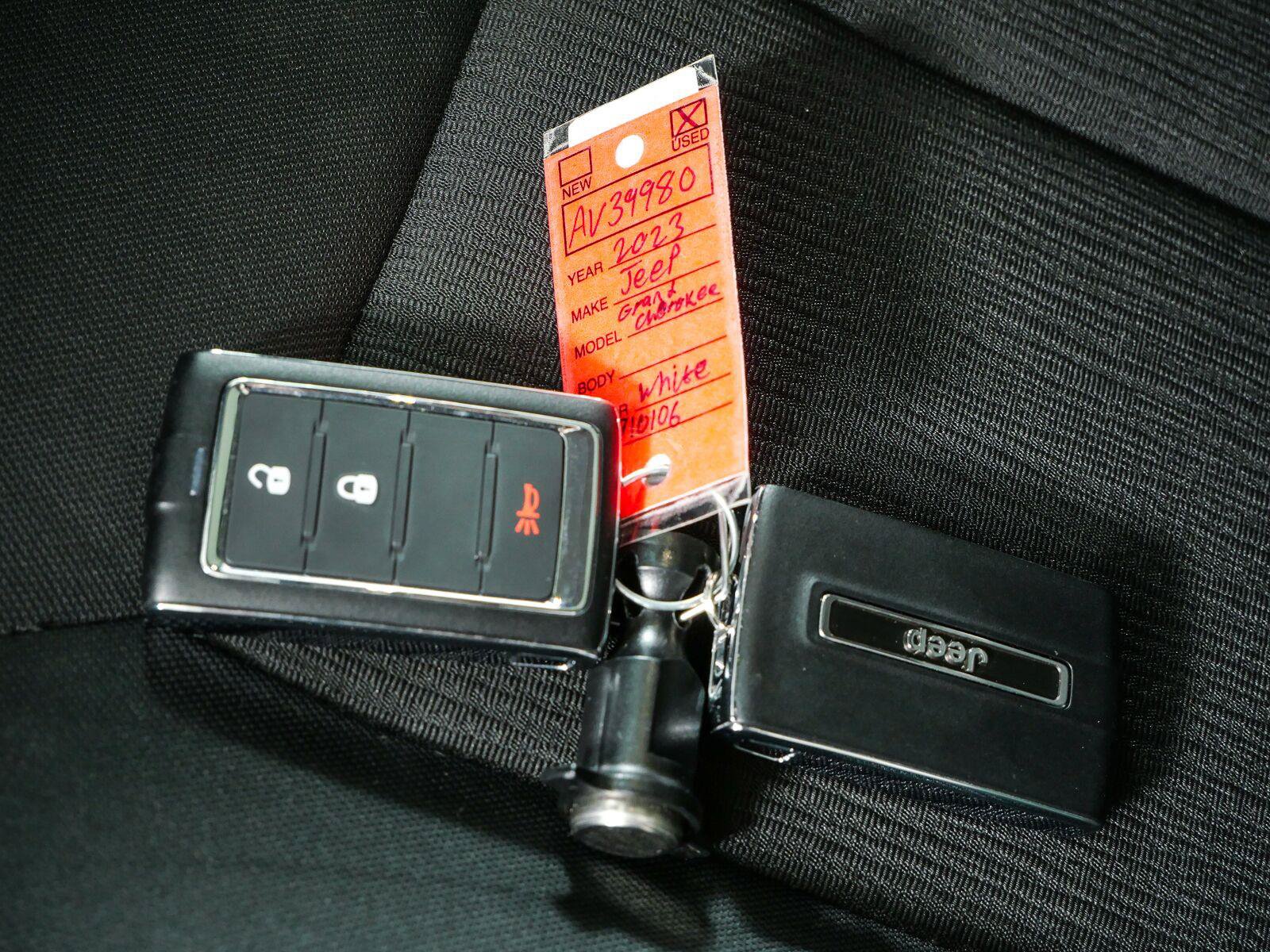 Used 2023 Jeep Grand Cherokee Laredo X AWD/4WD image 39
