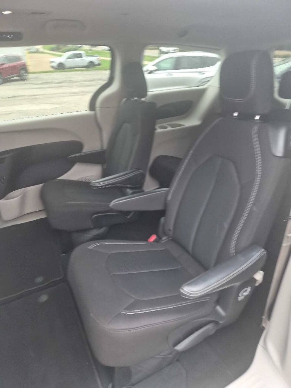 Used 2023 Chrysler Voyager LX FWD image 11