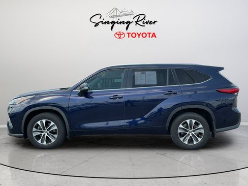 Used 2021 Toyota Highlander XLE AWD/4WD image 4