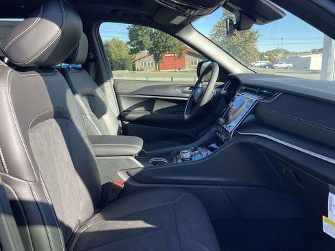 New 2025 Jeep Grand Cherokee L Altitude image 15