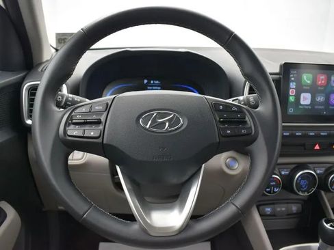 Used 2025 Hyundai Venue SEL image 21