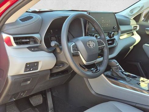 Used 2024 Toyota Highlander Limited FWD image 9