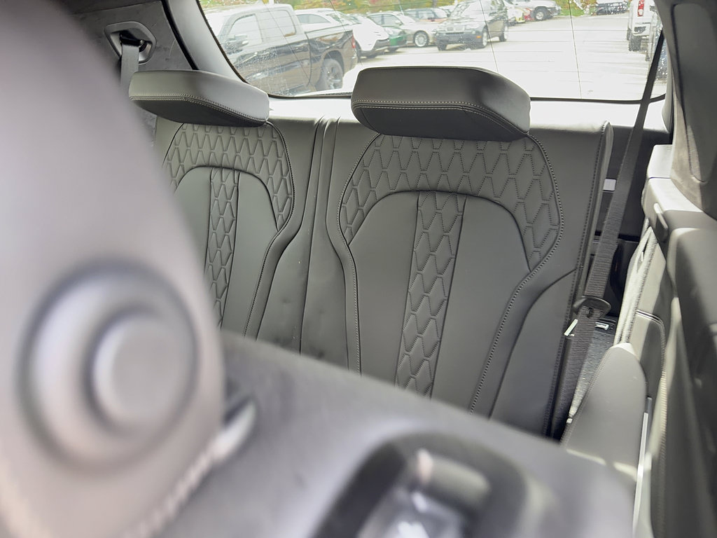 Used 2024 BMW X7 M60i w/ Climate Comfort Package AWD/4WD image 5