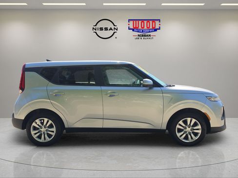 Used 2021 Kia Soul LX FWD image 2